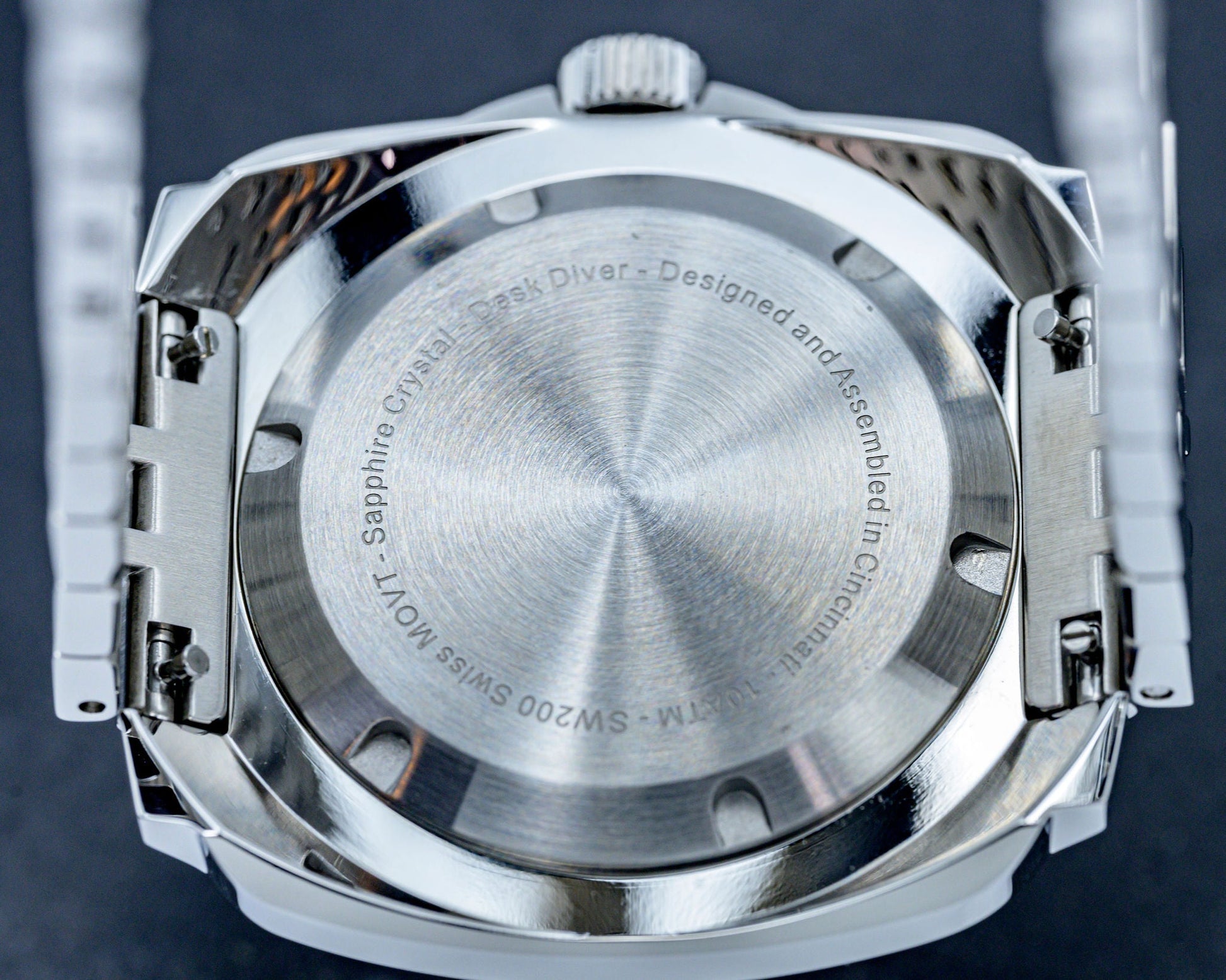 screw down caseback waterproof dive watch